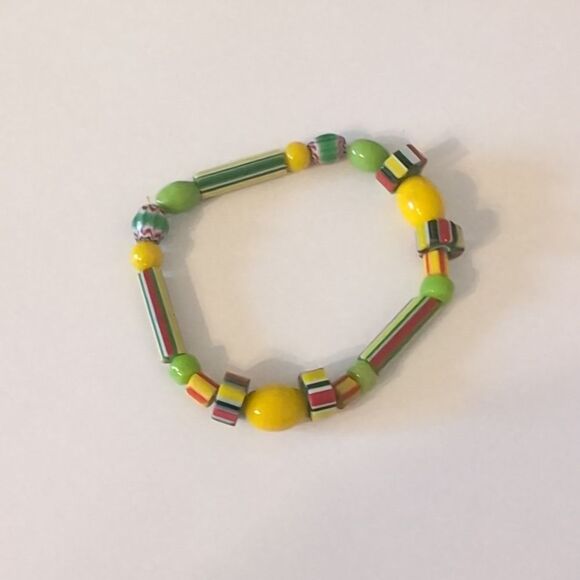 815 Green Yellow Red Striped Glass Beaded Bracelet - Picture 3 of 4